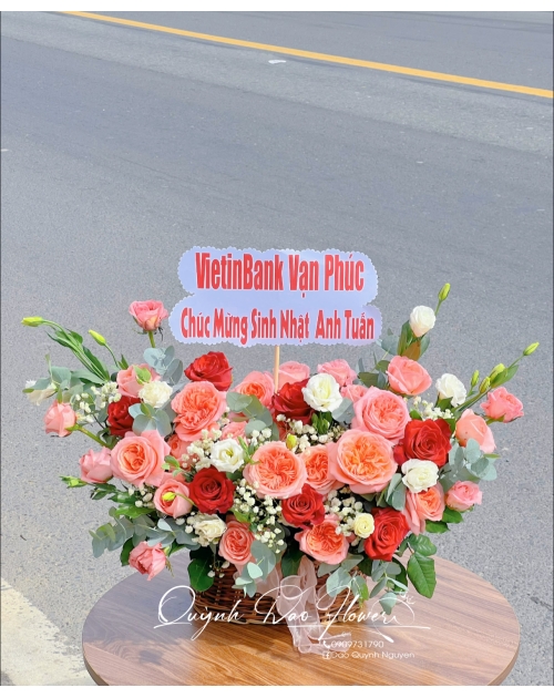 Giỏ hoa màu cam tặng khách nam