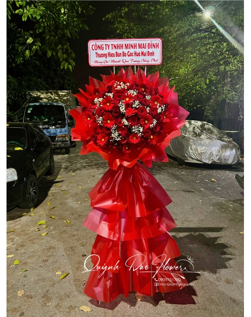 Kệ khai trương màu đỏ cho công ty