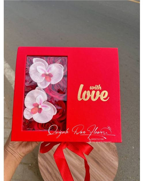 Hộp hoa sáp cao cấp kèm quà tặng, tiền tại Sài Gòn