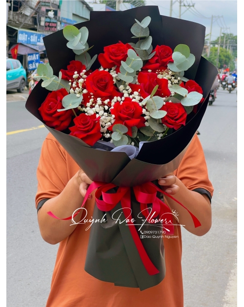 Bó hoa hồng đỏ đen sang trọng thủ Đức 