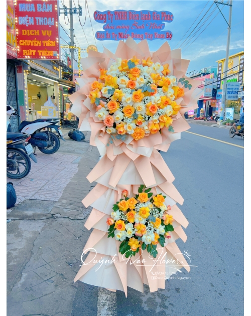 Kệ khai trương vàng cam to đẹp tại Thuận an 