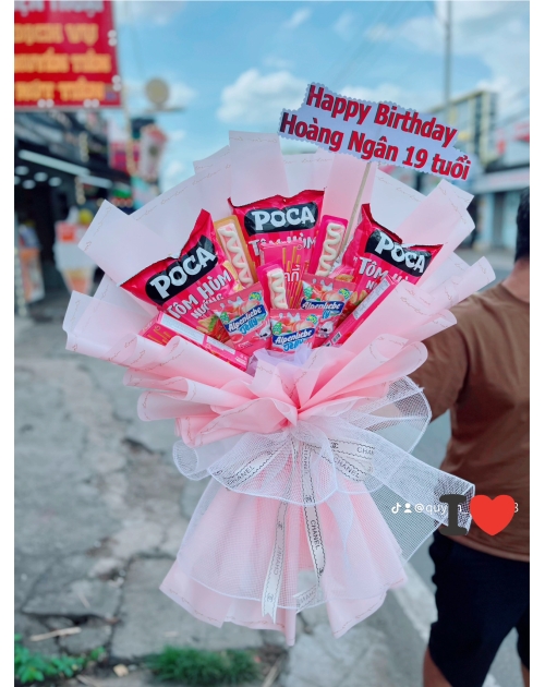 Bó hoa bánh kẹo tặng bé gái 