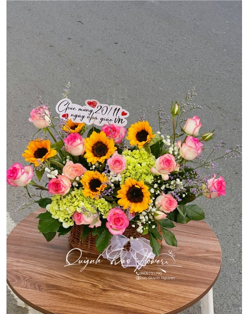 Giỏ hoa Hồng mix hướng dương 