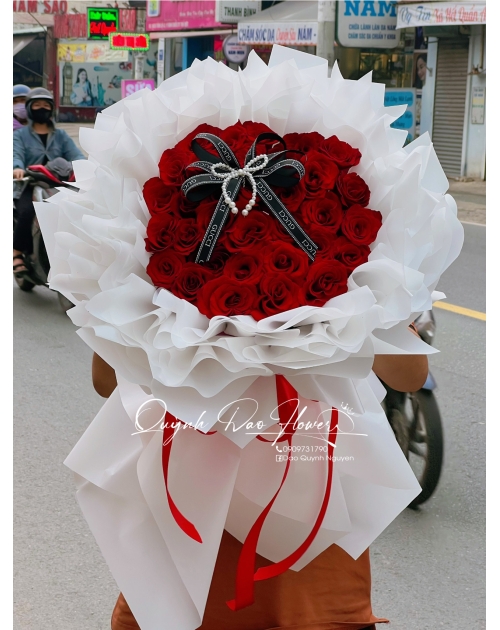 Bó hoa hồng đỏ công chúa giấy trắng 