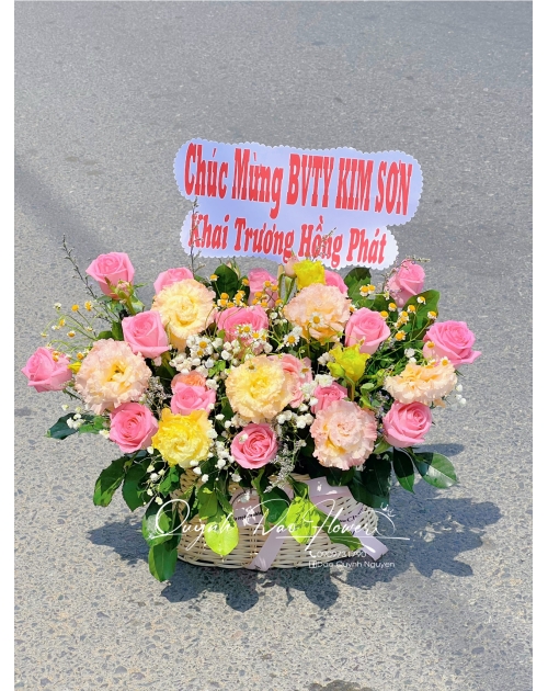 Giỏ hoa màu hồng nhẹ nhàng 