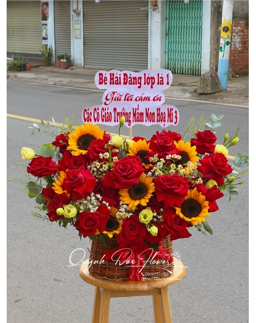 Giỏ hoa hồng đỏ mix hướng dương tặng khai trương 