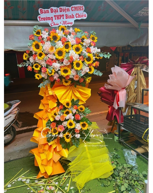 Kệ khai trương màu cam rực rỡ 