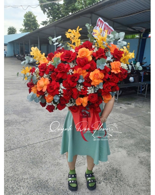 Giỏ hoa đỏ cam khổng lồ
