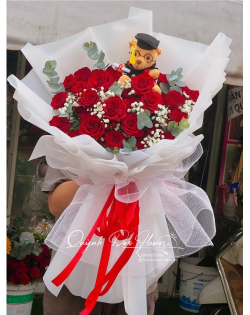 Bó hoa Hồng đỏ kèm gấu tốt nghiệp 