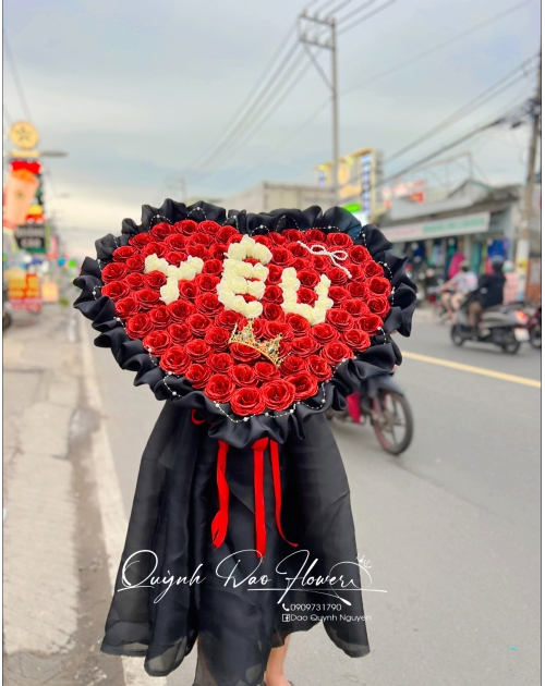 Bó hoa trái tim chữ yêu 