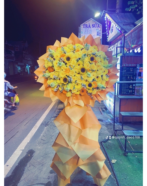 Kệ khai trương màu vàng 