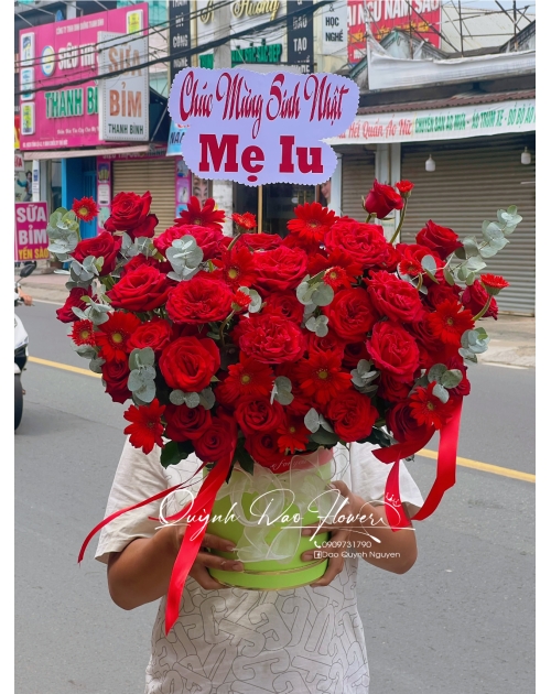 Giỏ hoa hồng đỏ tặng mẹ