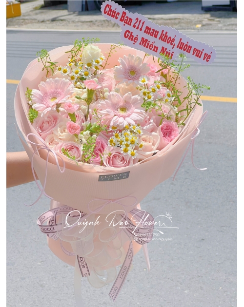 Bó hoa tươi màu hồng kiểu Hàn