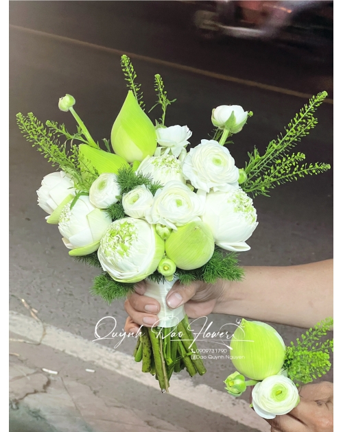 Bó hoa cưới sen kèm hoa mao lương 