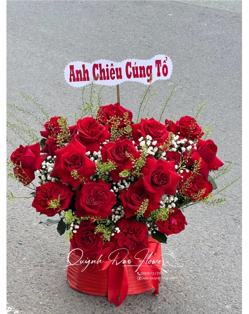 Giỏ hoa nhỏ màu đỏ
