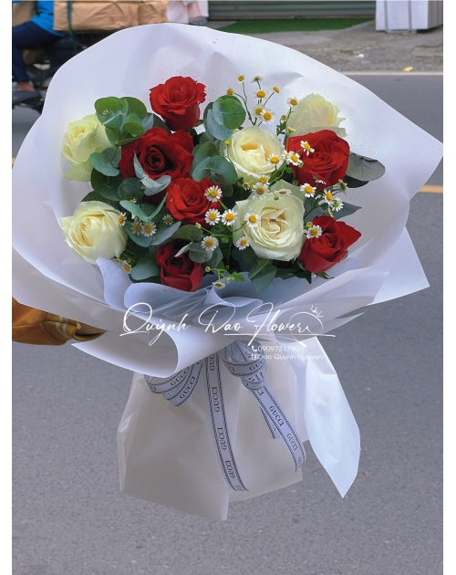 Bó hoa trắng đỏ