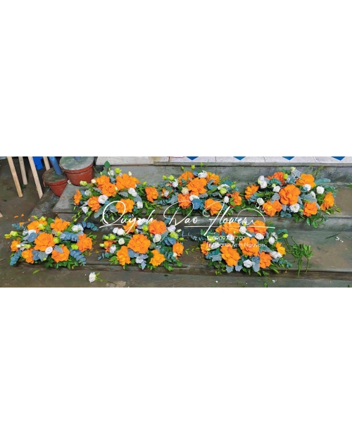Bát hoa màu cam để bàn đại biểu 
