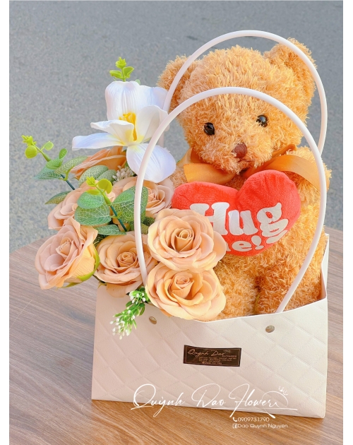 Giỏ hoa sáp kèm gấu 
