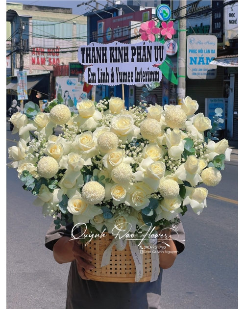 Giỏ hoa viếng khổng lồ