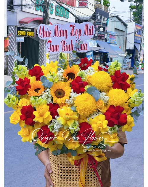 Giỏ hoa hồng vàng mix cúc mẫu đơn
