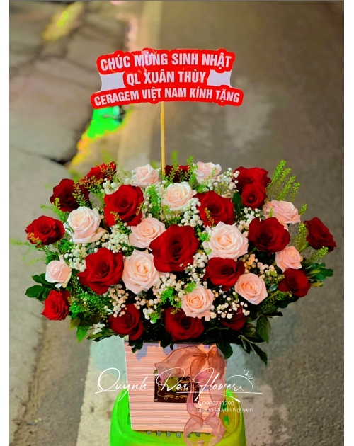 Giỏ hoa để bàn tặng sinh nhật sếp nữ