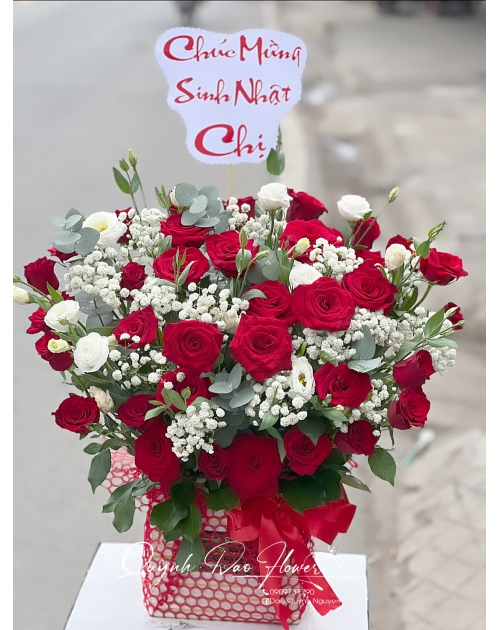 Lẵng hoa hồng đỏ mix cát tường trắng 