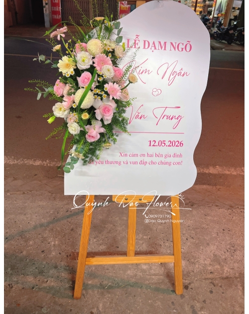 Kệ hoa dạm ngõ tone hồng 