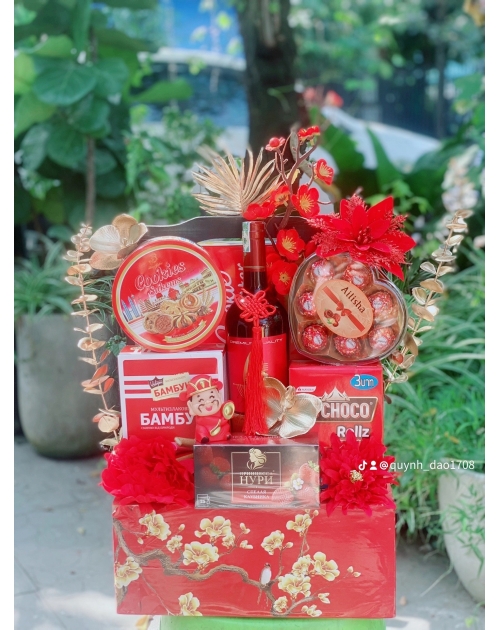 Giỏ quà Tết màu đỏ tài Lộc đầy nhà 