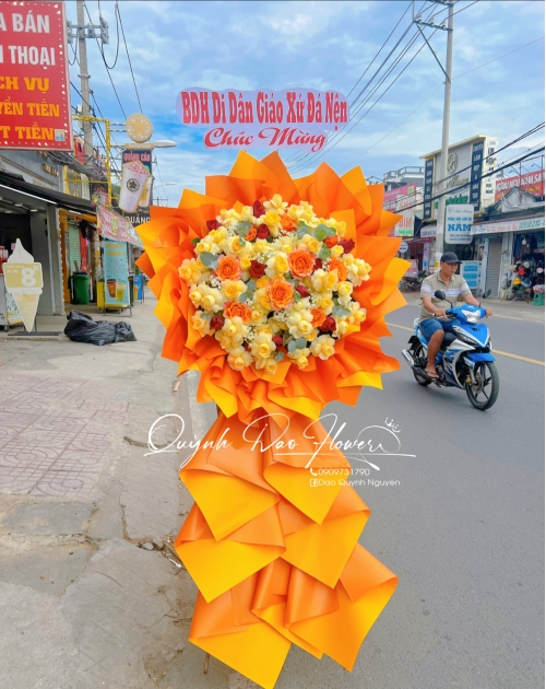 Kệ hoa cam rực rỡ 