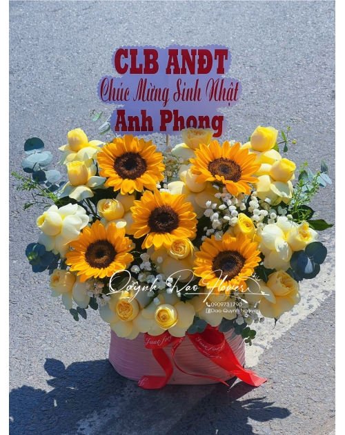 Giỏ hoa vàng nhỏ xinh 