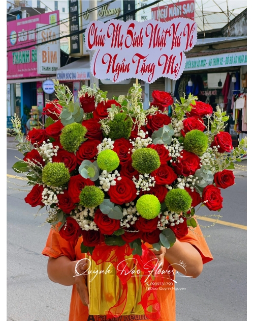 Giỏ hoa đỏ xanh lá