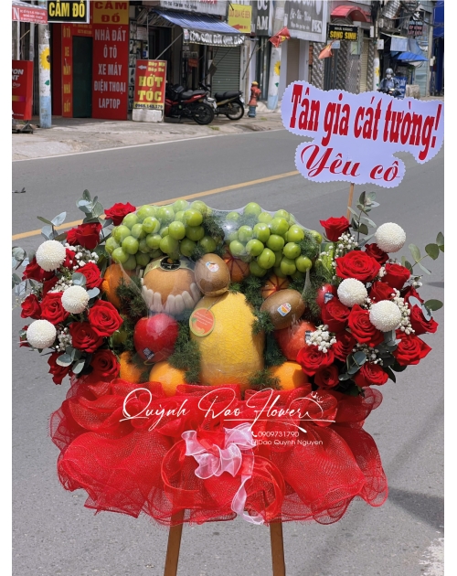 Giỏ trái cây khổng lồ màu đỏ