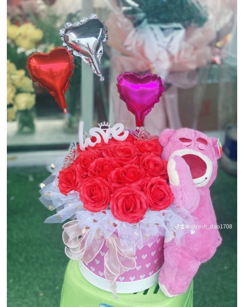 Gấu dâu ôm hoa