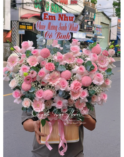Giỏ hoa tone hồng nhẹ nhàng 