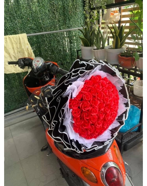 Bó hoa sáp đỏ giấy đen