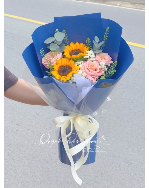 Bó hoa mix giấy xanh dương 