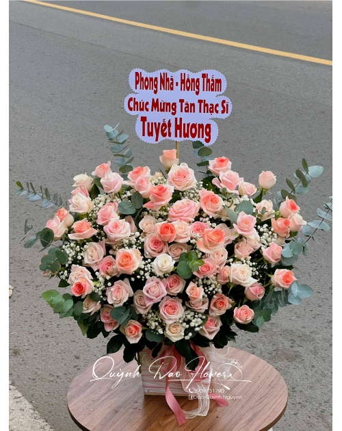 Giỏ hoa hồng tặng tốt nghiệp 