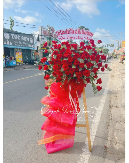 Kệ khai trương tone đỏ hiện đại 