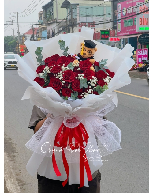 Bó hoa Hồng đỏ kèm gấu tốt nghiệp 