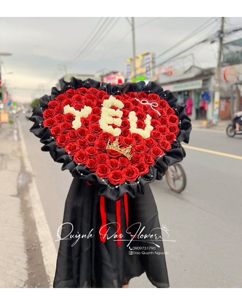 Bó hoa trái tim chữ yêu 