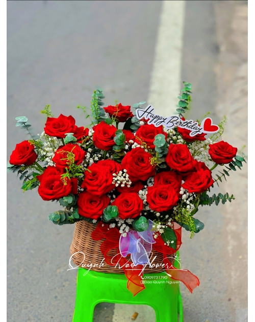 Giỏ hoa hồng đỏ nhỏ xinh