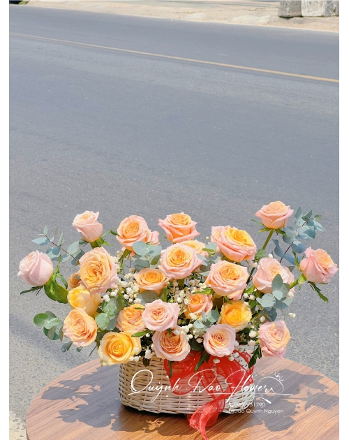 Giỏ hoa tặng sinh nhật màu cam hồng 