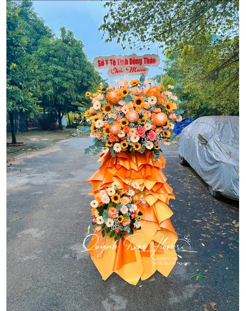 Kệ khai trương tone vàng cam to đẹp 