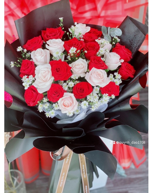 Bó hoa Hồng đỏ phối kem