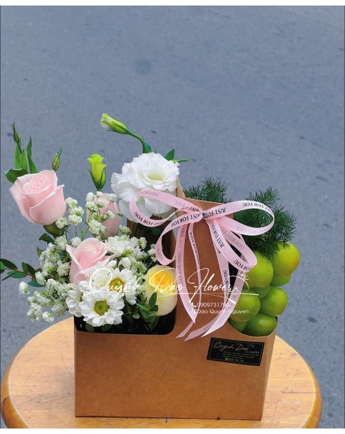 Hoa và trái cây nho xanh 