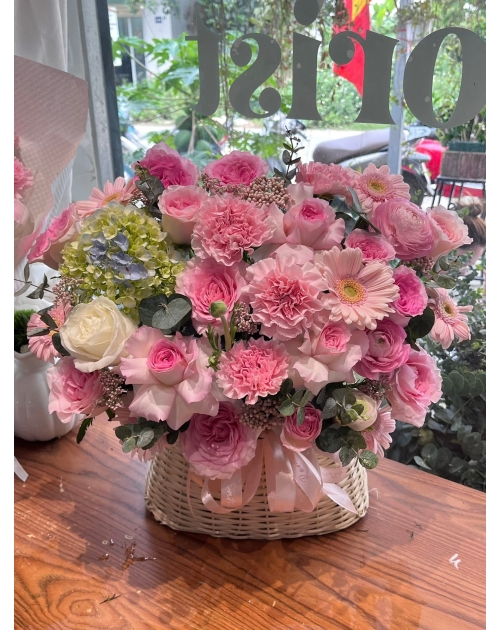 Giỏ hoa hồng để bàn tone nhẹ nhàng 