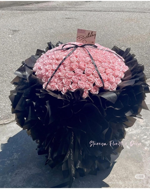 Bó hoa hồng sáp khổng lồ