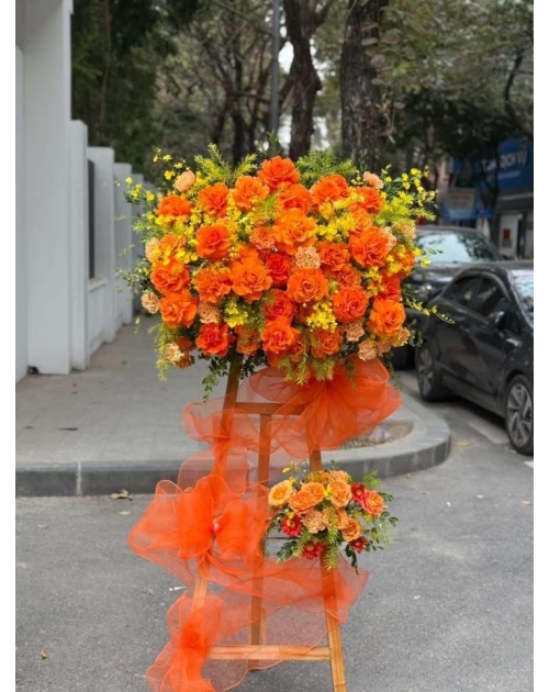 Kệ hoa khai trương màu cam hiện đại 