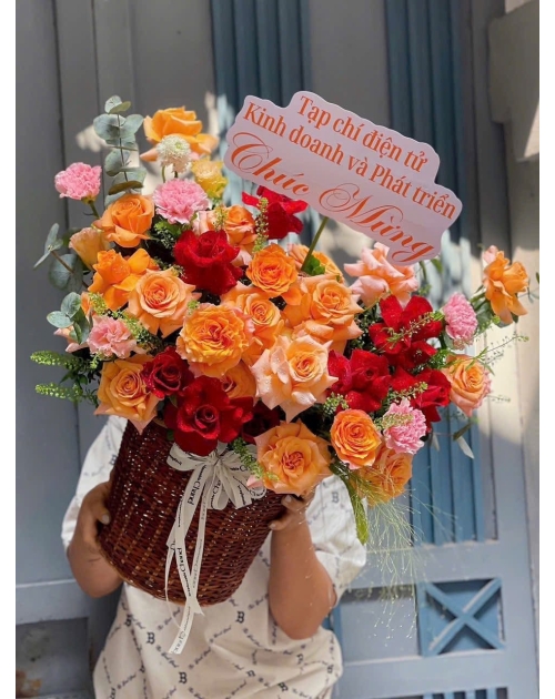 Giỏ hoa mây tone đỏ cam
