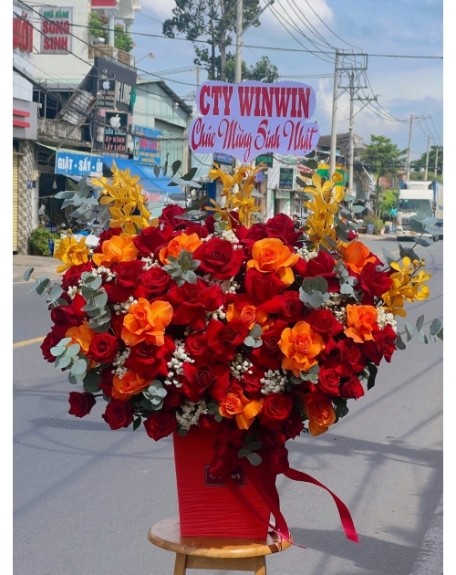 Giỏ hoa đỏ cam khổng lồ
